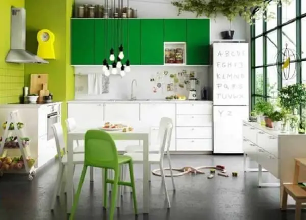 O papel contact pode transformar o acabamento dos armários da cozinha modulada. Fonte: Pinterest