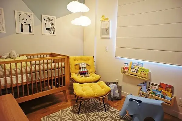 O quarto de bebê ficou lindo com a poltrona costela amarelo