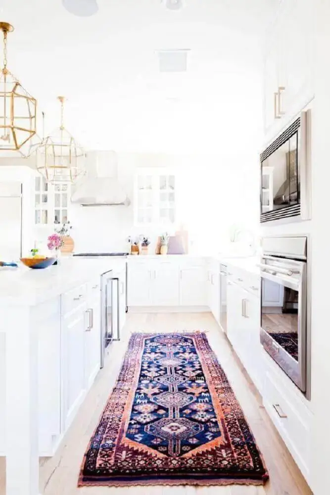 O tapete estilo persa sobre os pisos para cozinha reflete uma decoração mais sofisticada. Fonte: LuvlyDecor
