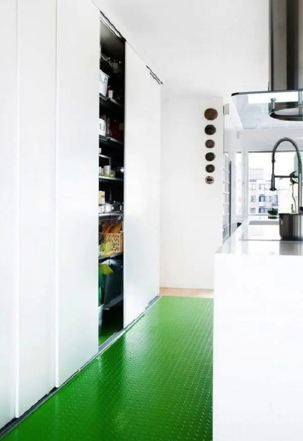 Opte pelos pisos para cozinha com superfícies emborrachadas. Fonte: Pinterest