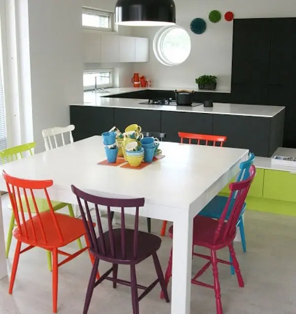 Opte por uma mesa branca caso você queira investir em cadeiras coloridas para cozinha