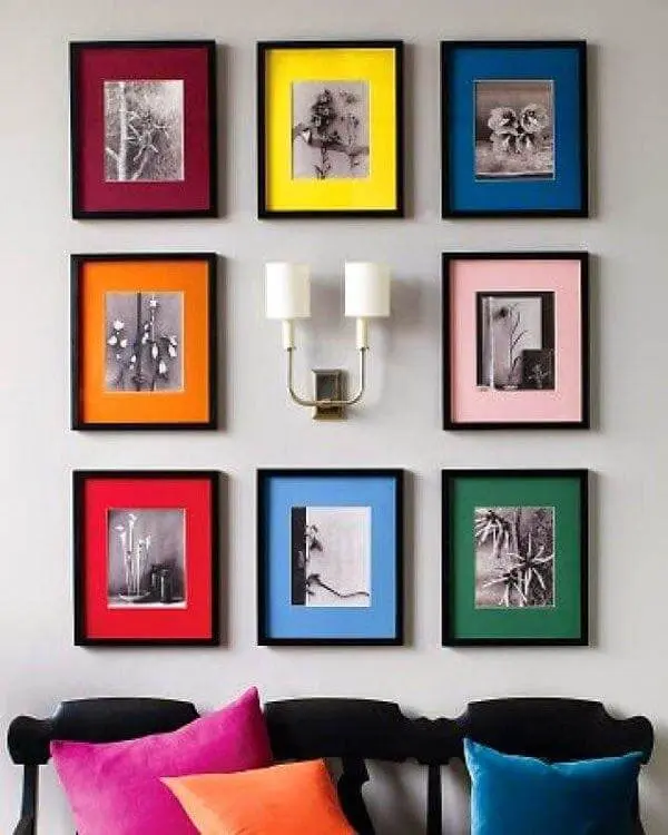 Organize os quadros para escritório ao redor de uma luminária de parede