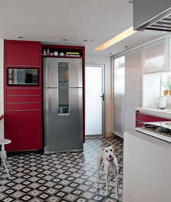 Os pisos para cozinha com design retrô transformam a decoração do ambiente. Fonte: Casa Abril