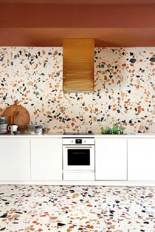 Os pisos para cozinha em granilite também estão presentes nas paredes do cômodo. Fonte: Pinterest