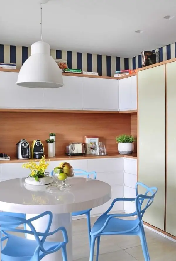 Papel de parede com listras e cadeiras azuis alegram a decoração da cozinha
