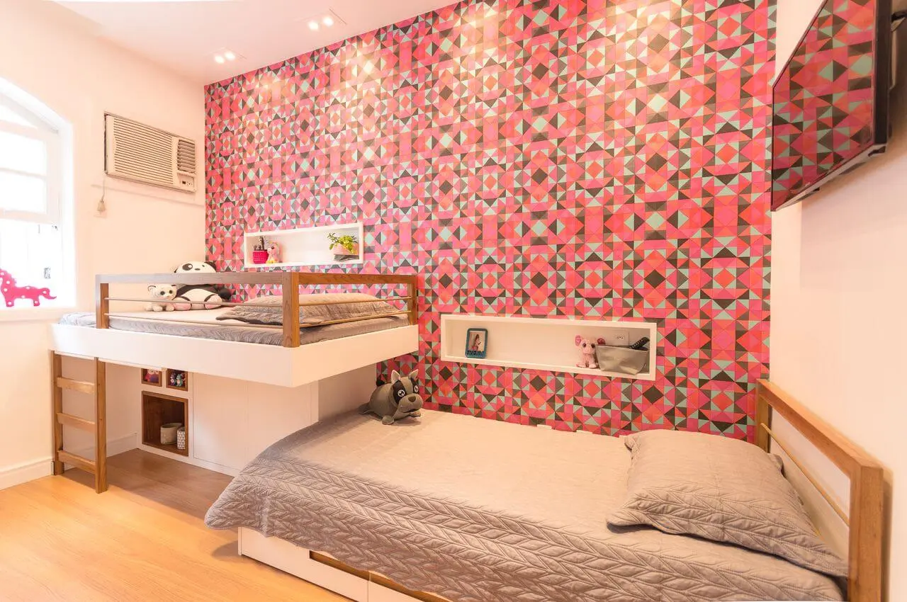 Papel de parede geométrico e cama infantil planejado