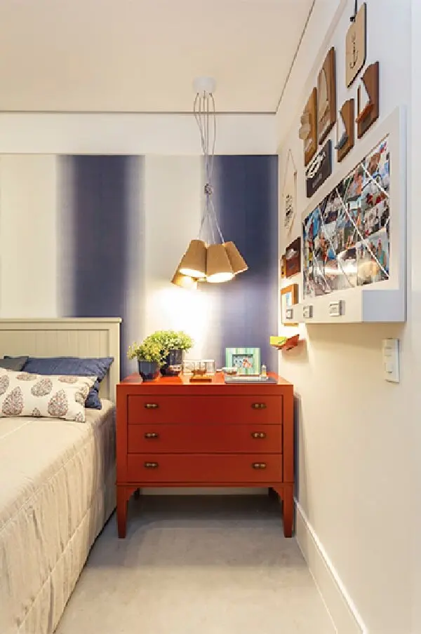 Pendentes, quadros e vasos decorativos também podem transformar a decoração do seu quarto