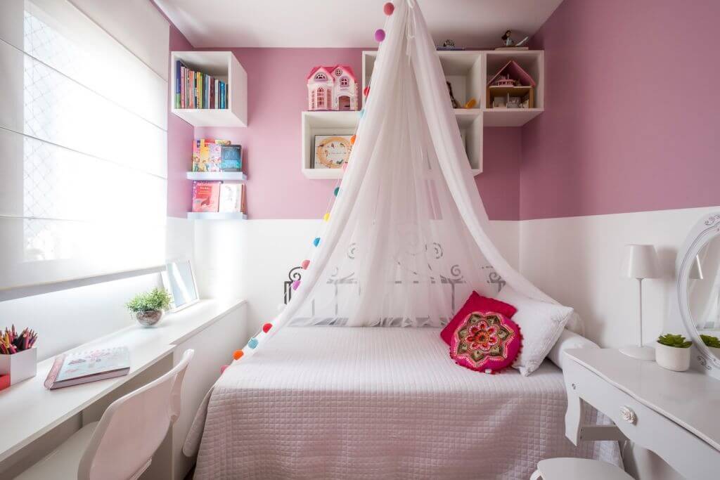 Quarto rosa e branco com cama infantil princesa