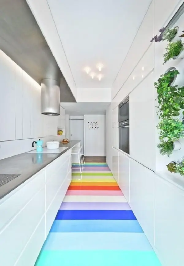 Quebre a neutralidade da decoração usando pisos para cozinha coloridos. Fonte: Pinterest