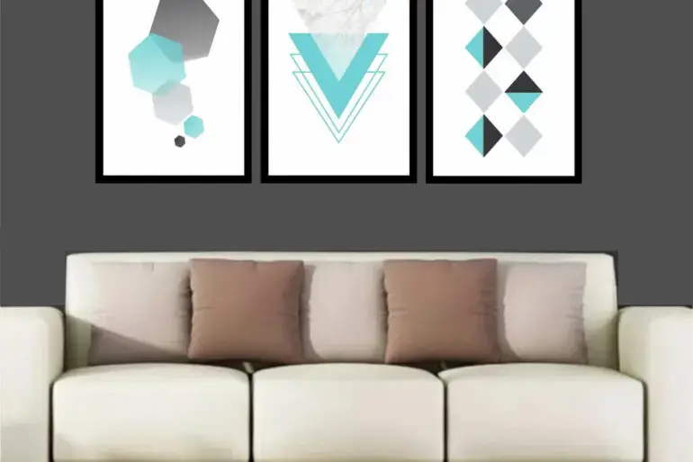 Sala de estar com quadros abstratos geométricos. Fonte: Elo7