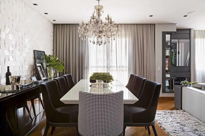 Sala de jantar de luxo com mesa branca e cadeira preta