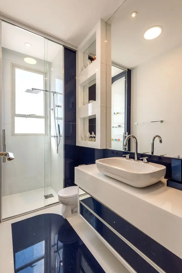 Silestone azul traz um toque diferenciado para esse banheiro com box de vidro. Fonte: Iara Kílaris