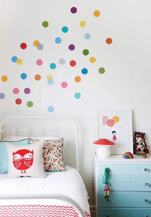 adesivos de bolinhas coloridas para decoração de quarto de menina Foto Webcomunica
