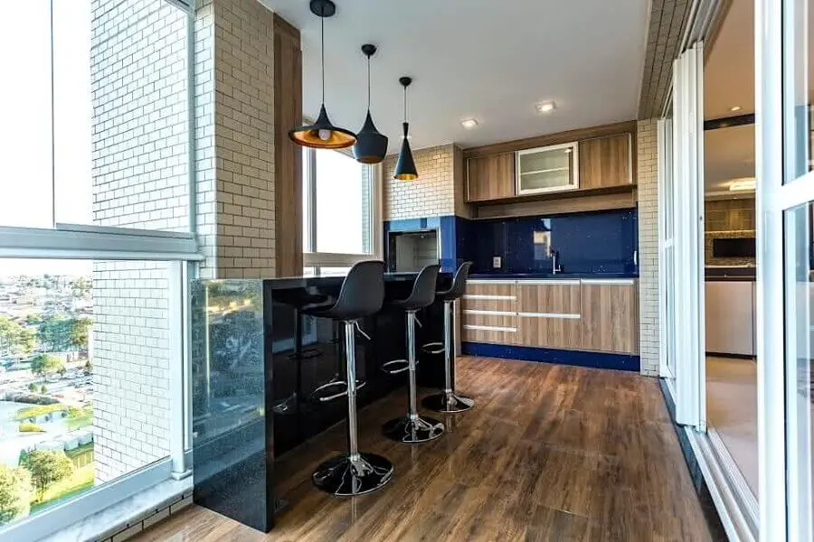 apartamento com área gourmet simples com churrasqueira e decorada em azul e marrom Foto Só Decor