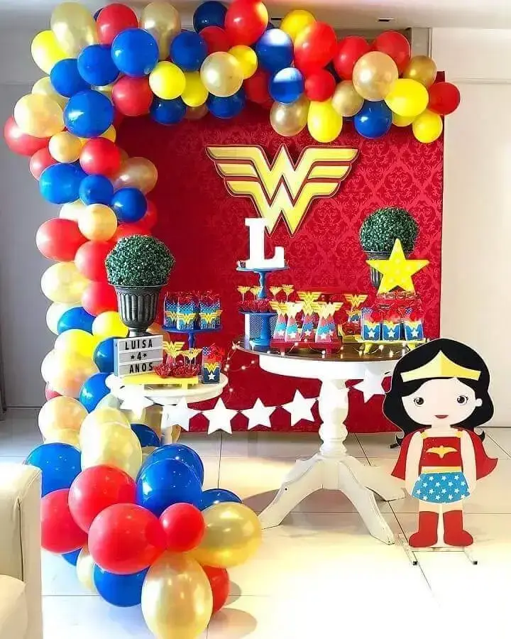 arranjo de balões para festa infantil mulher maravilha decorada Foto Pinterest