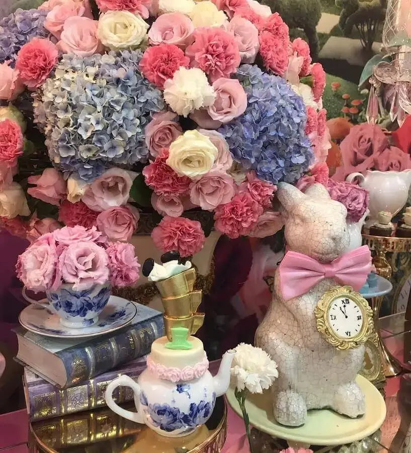 arranjo de flores para decoração de festa de quinze anos Alice no País das Maravilhas Foto Casa Mágica Buffet