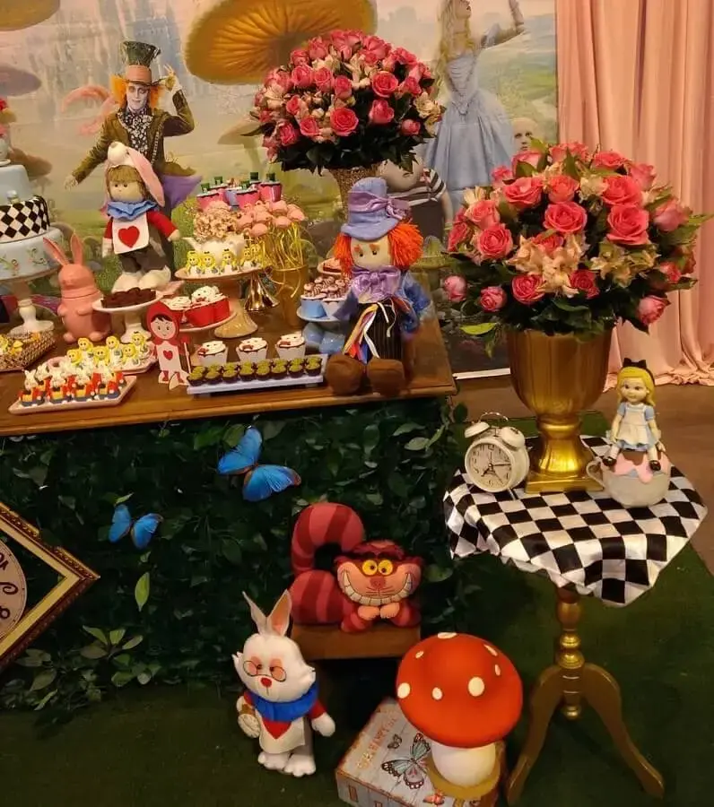 arranjo de rosas e bonecos de personagens para decoração de festa alice no país das maravilhas Foto Alessandra Braga