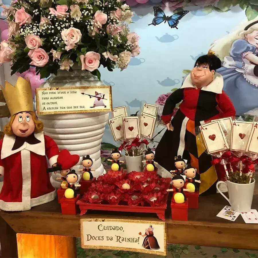 arranjo de rosas e bonecos de personagens para decoração de festa alice no país das maravilhas Foto Ateliê Temático