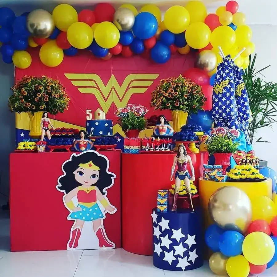 balões para decoração de festa mulher maravilha Foto Samara Rocha