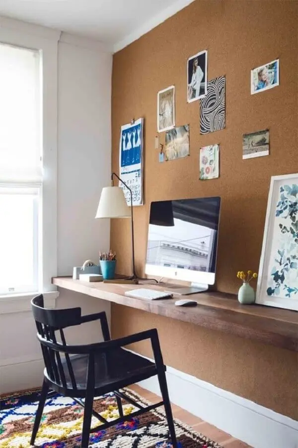 bancada de madeira para decoração de escritório em casa com parede de recados Foto Pinterest