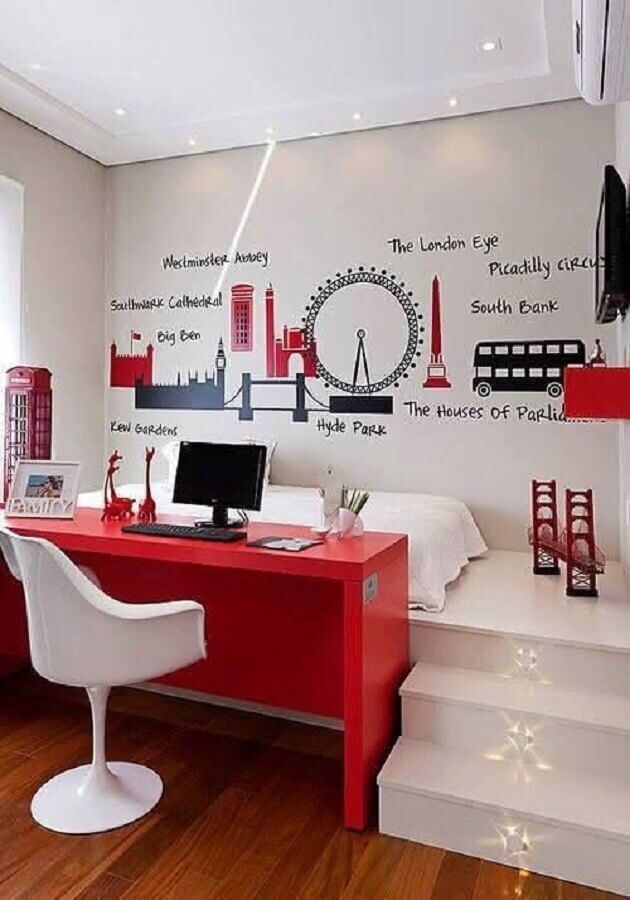 bancada vermelha para cantinho de estudo no quarto planejado branco e vermelho Foto We Heart It