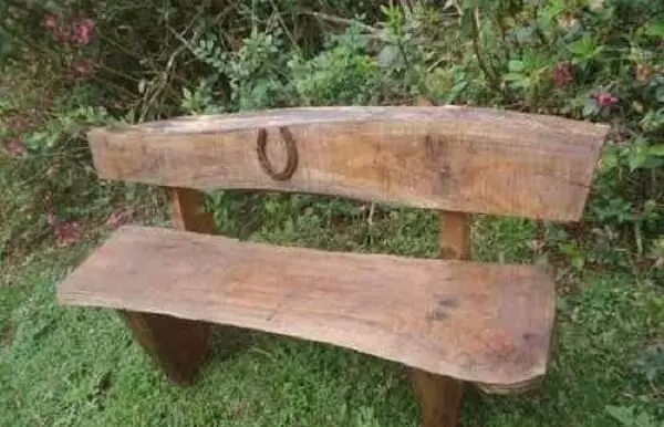 banco de madeira rústico com ferradura