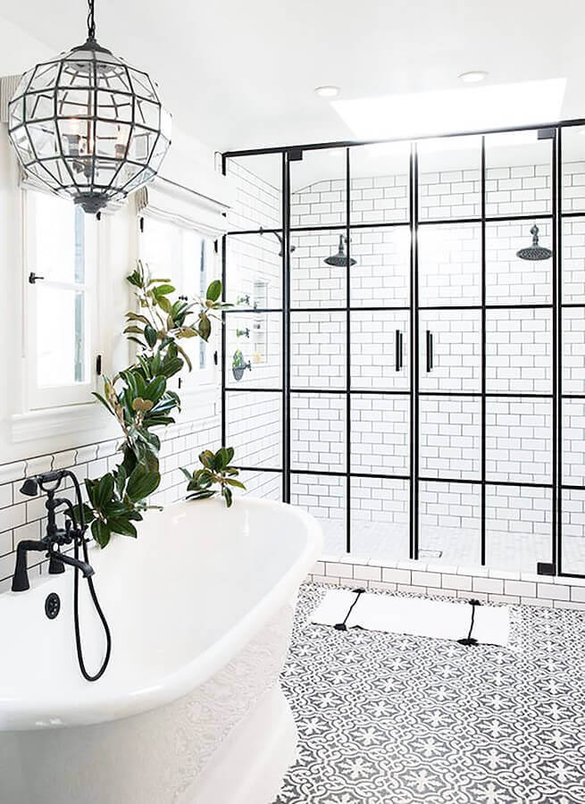 banheiro minimalista com porta francesa de vidro e estrutura de alumínio preto Foto Archello