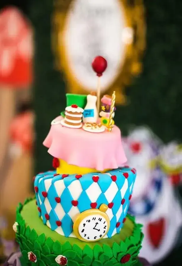 bolo decorado com pasta americana para Alice no País das Maravilhas festa infantil Foto Catch My Party