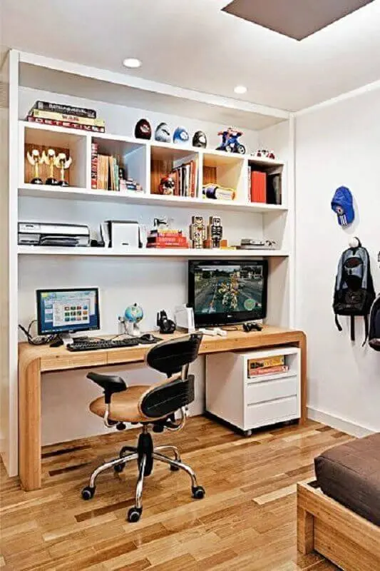 cadeira confortável para escritório em casa com mesa de madeira Foto Simples Decoração