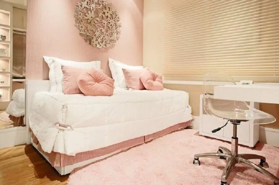 cadeira de acrílico para quarto de menina branco e rosa Foto Sesso & Dalanezi Arquitetura + Design