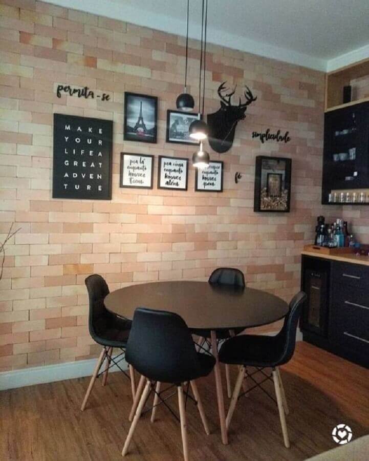 cadeira eames preta para sala de jantar com parede de tijolinho Foto Pinterest