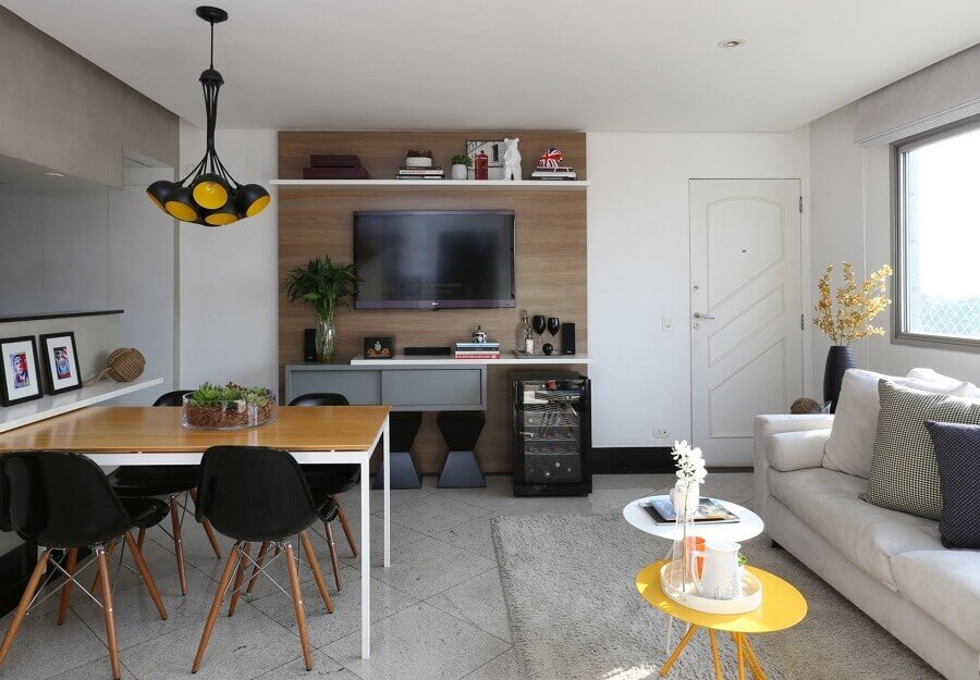 cadeira eames preta para sala de jantar pequena integrada a sala de estar Foto Pinterest