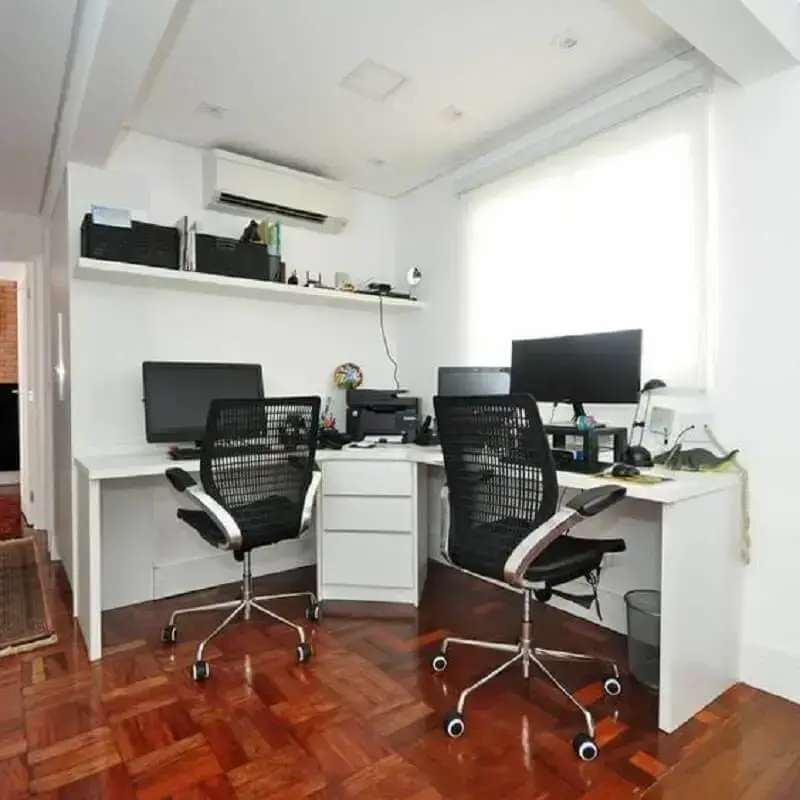 cadeira escritório preta para home office simples Foto Revista VD