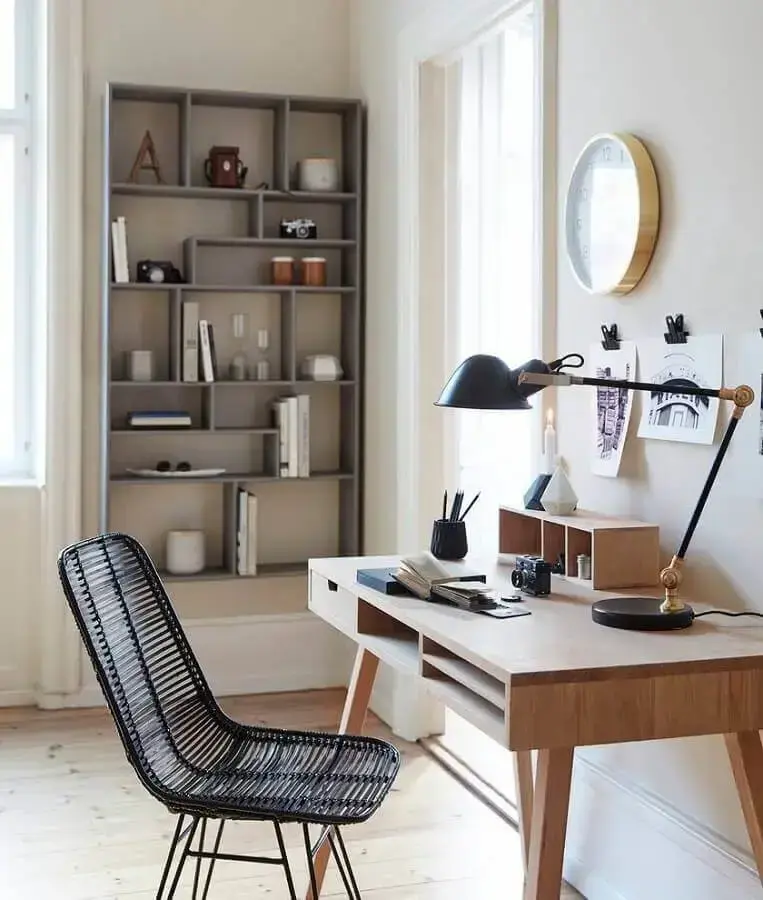 cadeira preta para decoração de home office simples Foto Revista Micasa