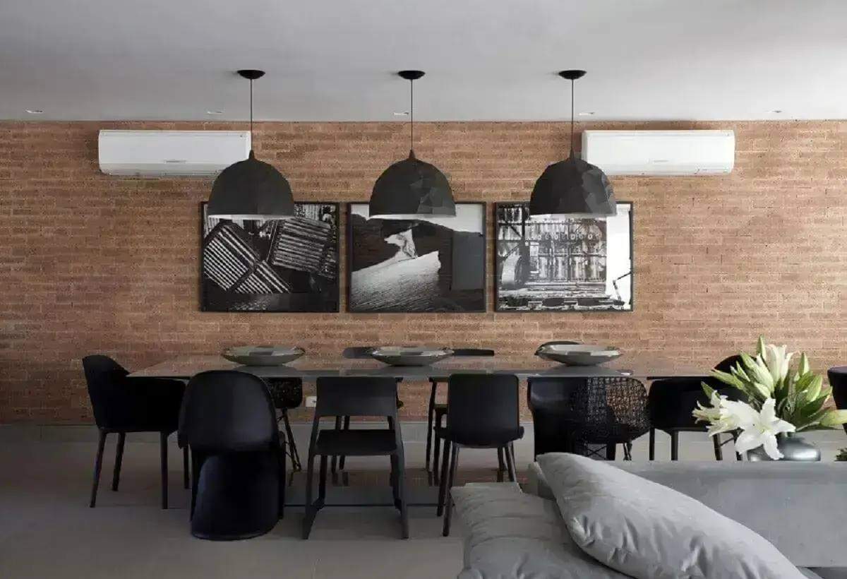 cadeiras pretas modernas para decoração de sala de jantar ampla com parede de tijolinho Foto Marcelo Rosset