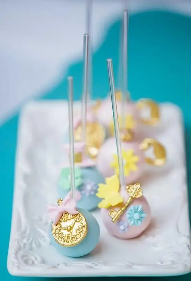 cake pop personalizado para festa alice no país das maravilhas Foto Pinterest
