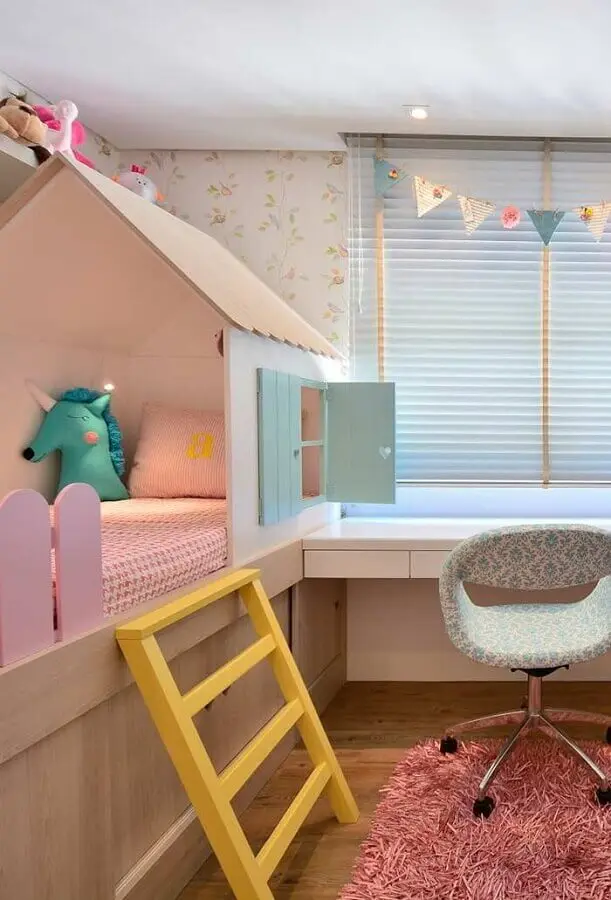 cama casinha para quarto de bebê planejado colorido com tapete felpudo rosa Foto Mimo Infantil