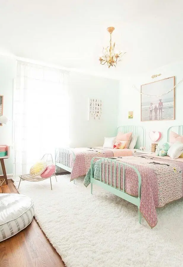 cama verde água e tapete branco para quarto de menina compartilhado Foto Deavita