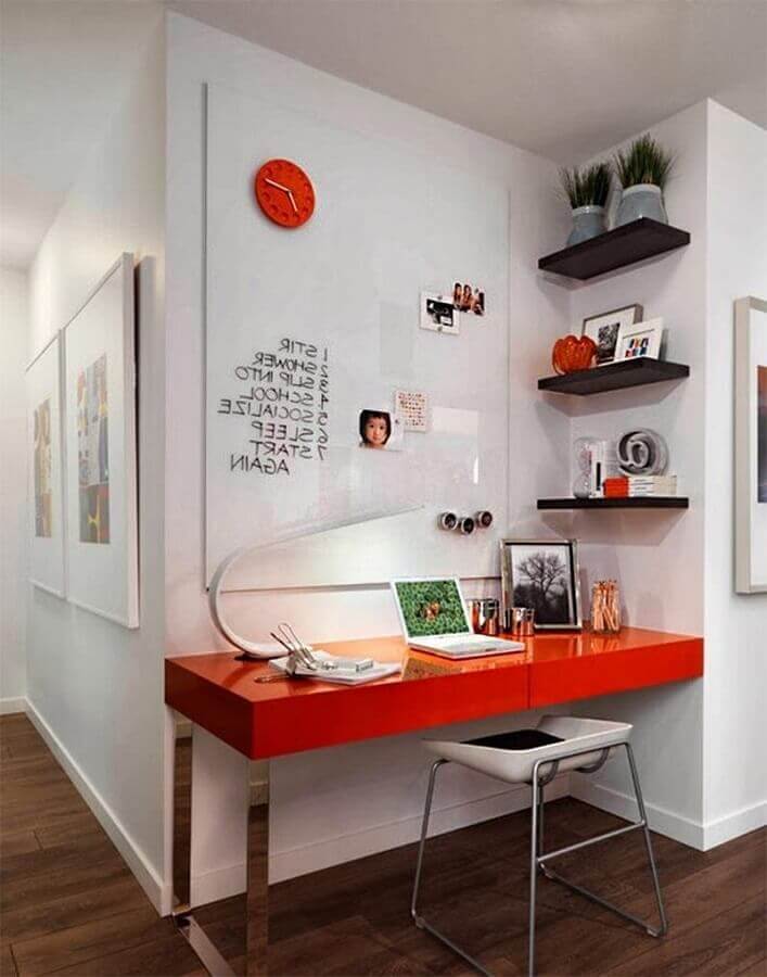 cantinho de estudo simples decorado com escrivaninha vermelha Foto Pinterest
