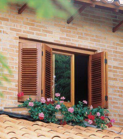 Casa rústica com janela de madeira