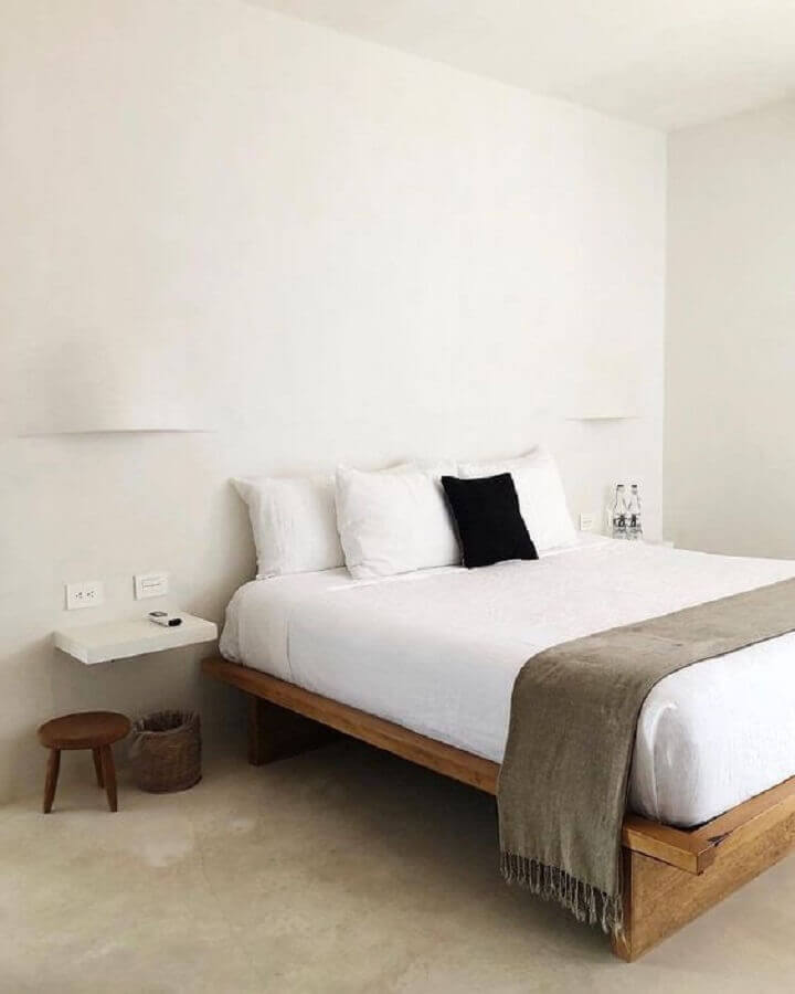 casas minimalistas decoradas com quarto branco com cama de madeira Foto Pinterest