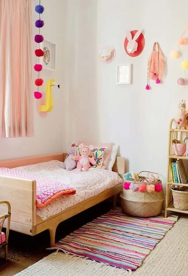 cortina rosa e passadeira listrada para decoração de quarto de menina simples Foto Pinterest