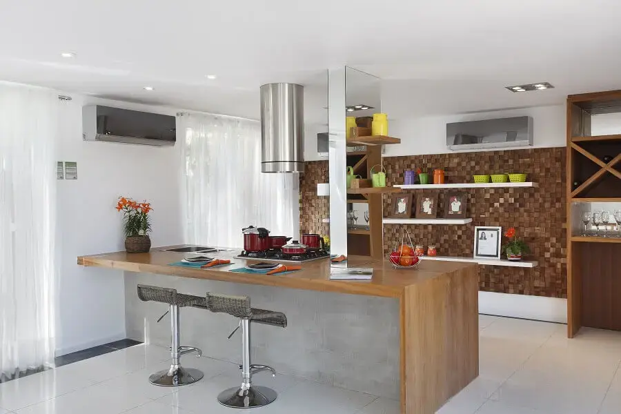 cozinha decorada com bancada gourmet de madeira com cooktop Foto Valrquíria Girto Arquitetura e Interiores