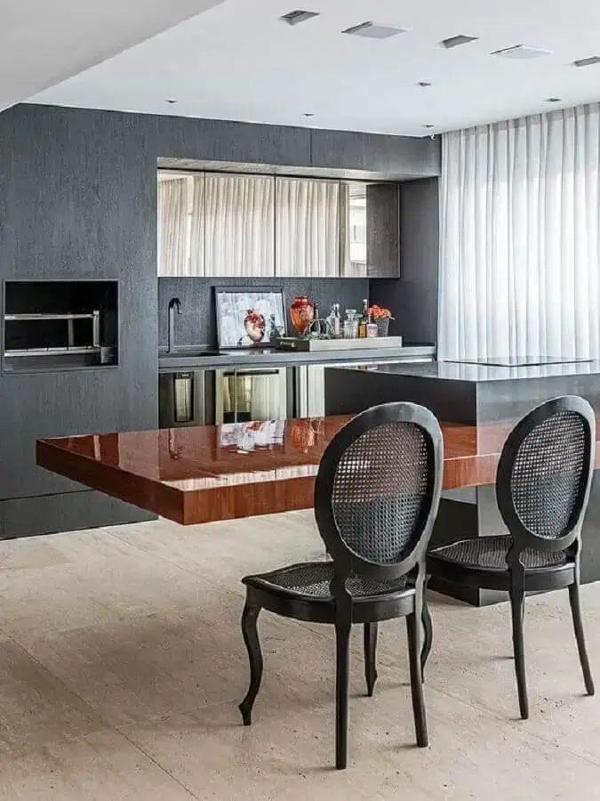 cozinha moderna decorada com bancada de madeira e cadeira preta medalhão Foto Casa de Valentina