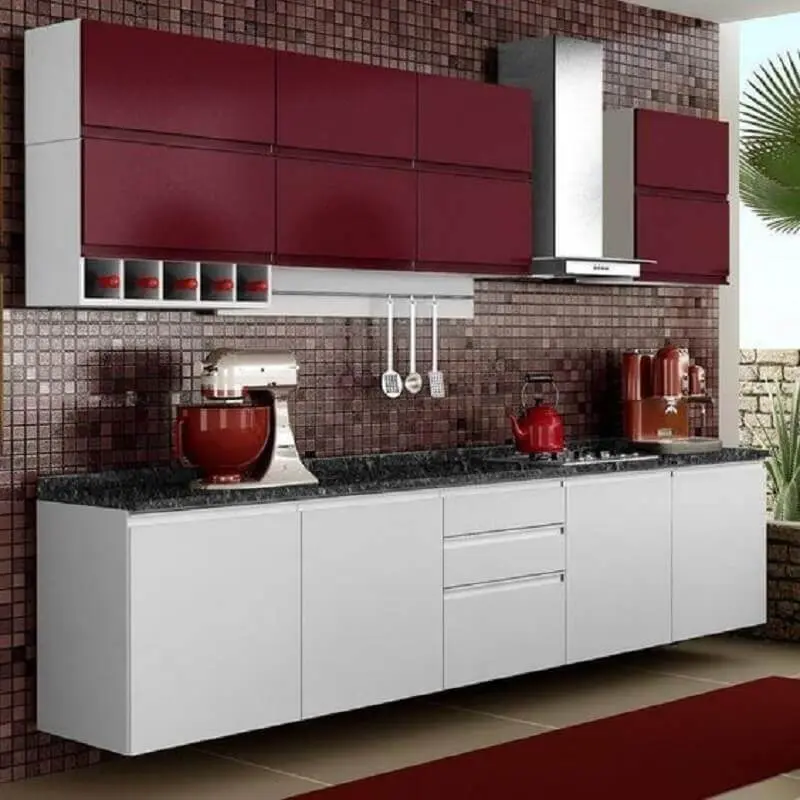 cozinha modulada branca com armário aéreo vinho Foto Tua Casa