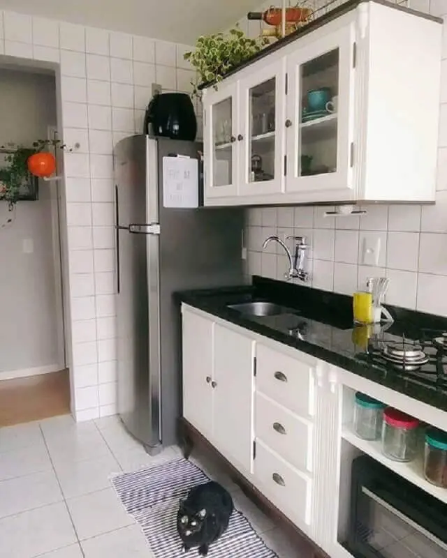 cozinha modulada com pia e armários brancos Foto Webcomunica