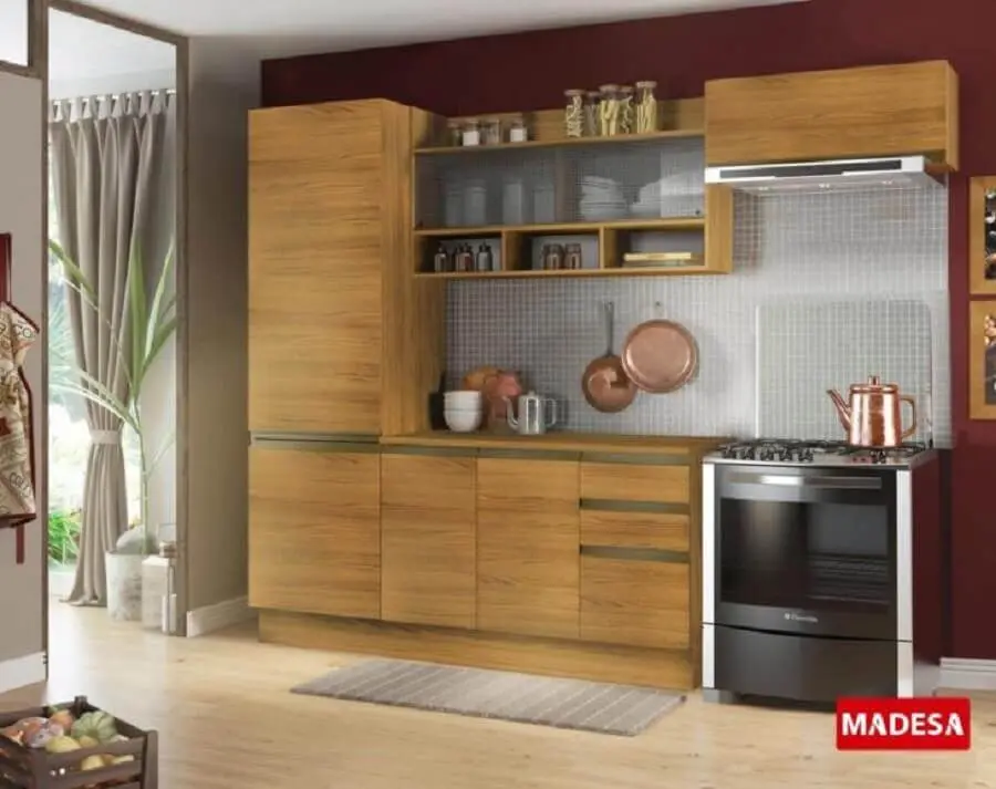 cozinha modulada pequena com armários de madeira Foto Madesa