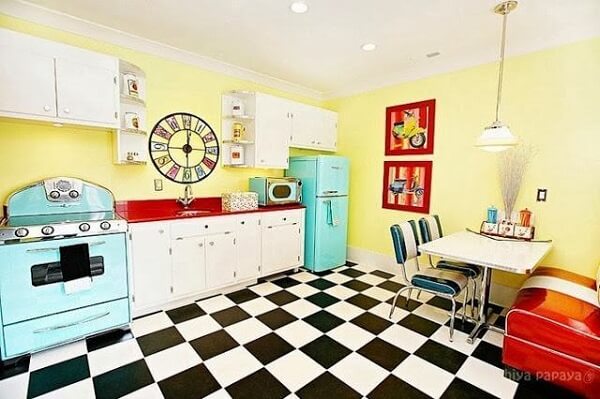 cozinha vintage amarela e piso xadrez
