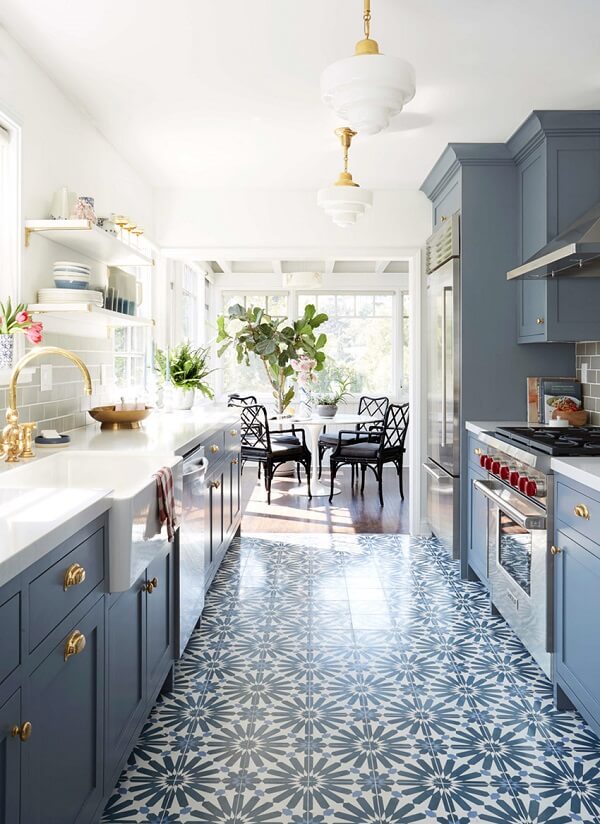 cozinha vintage azul e branca