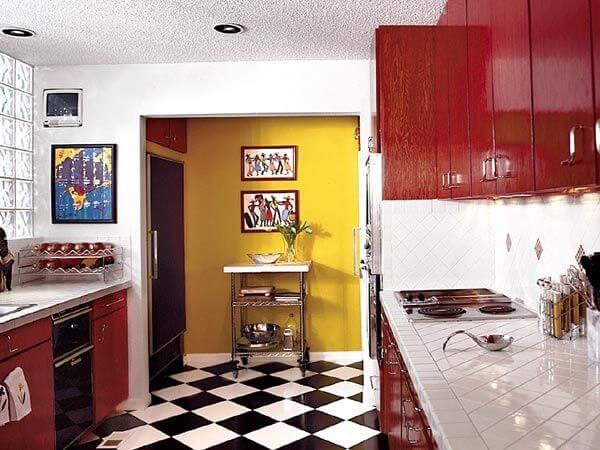 cozinha vintage piso xadrez parede amarela